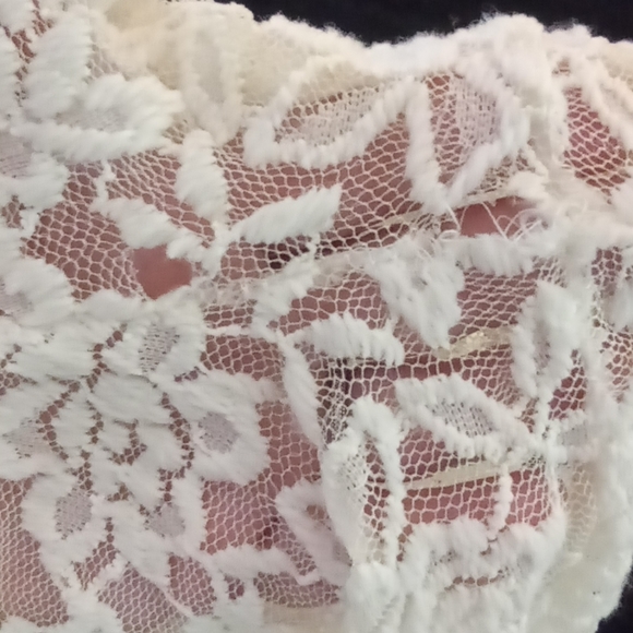 ✳️3/$20✳️ Stretch lace Top - Picture 4 of 4